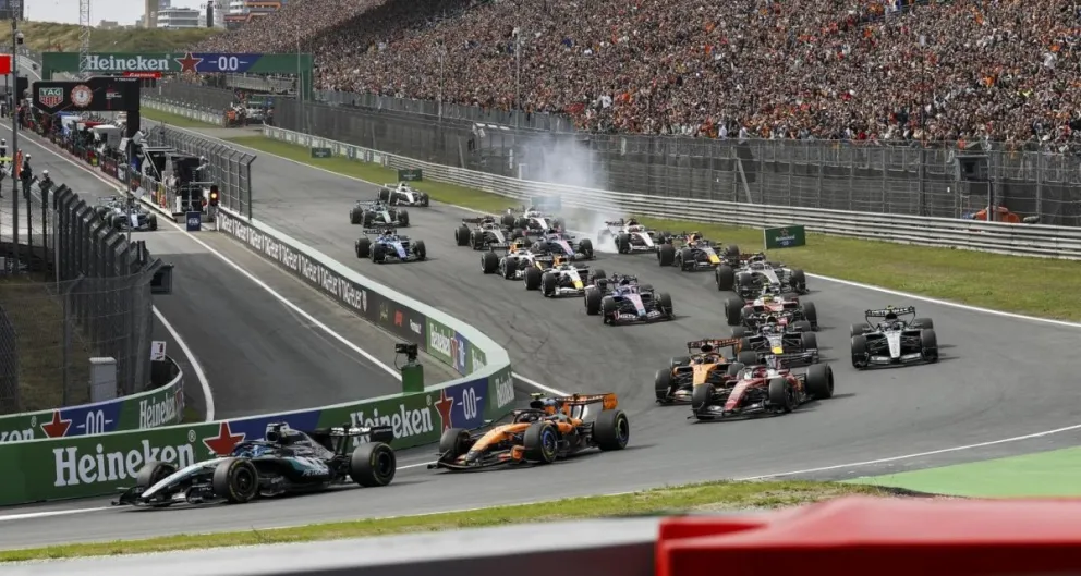 George Russell (izq.), piloto de Mercedes, encabeza el grupo al llegar a la primera curva tras la salida de la carrera sprint en el circuito de Zandvoort, Países Bajos. Foto: EFE