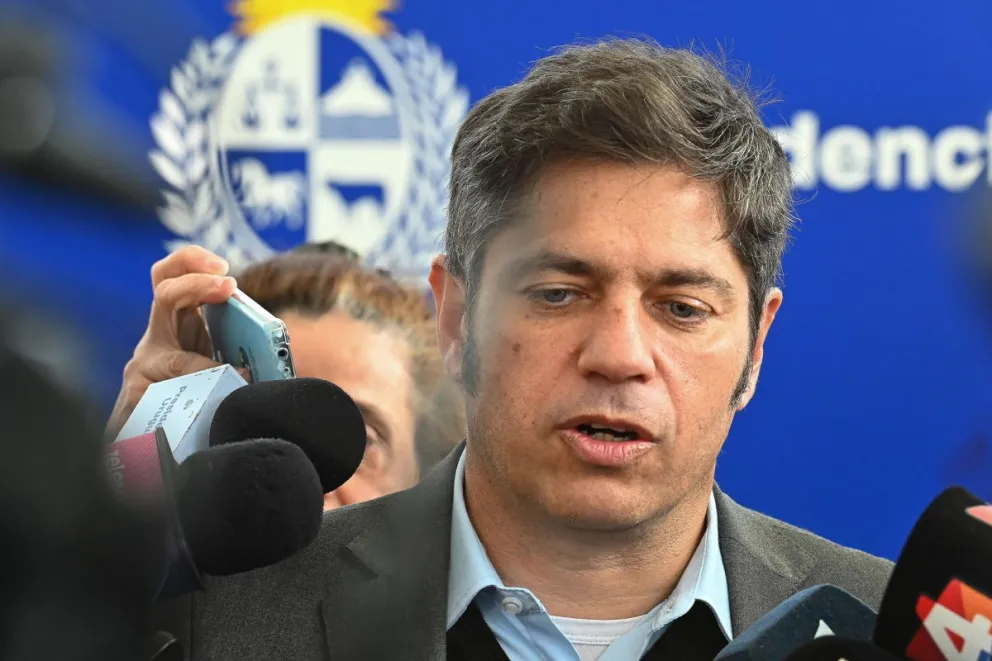 El gobernador de la provincia de Buenos Aires, Axel Kicillof, habla en una rueda de prensa en el marco de la apertura del Congreso Panamericano este viernes, en Montevideo (Uruguay). Foto: EFE