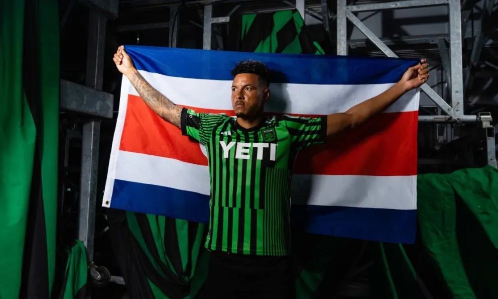 Julio Cascante con la camiseta del Austin FC y la bandera de Costa Rica. Crédito: Fútbol Centroamérica