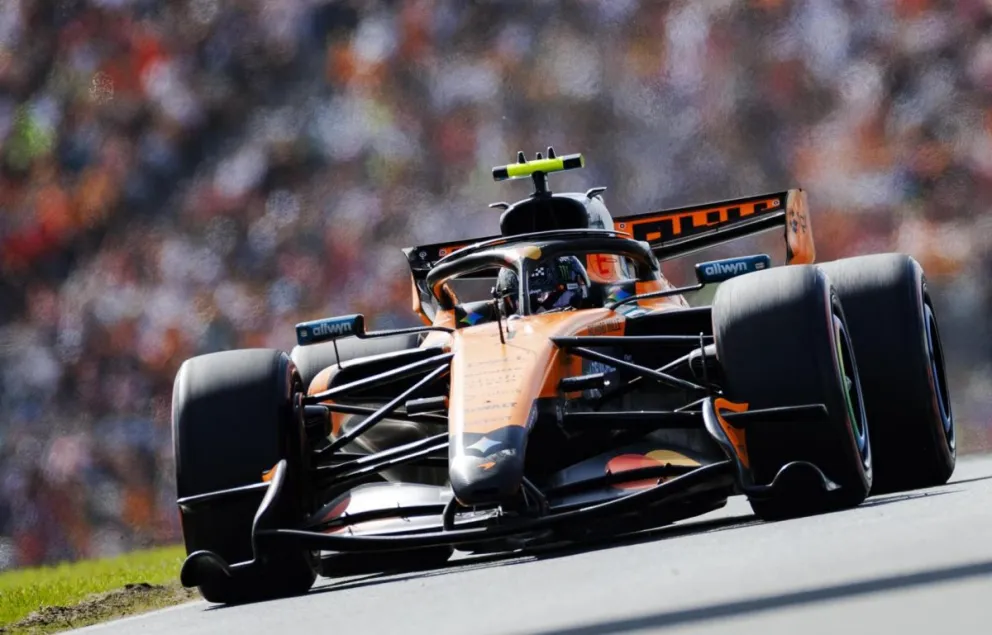 El piloto británico Lando Norris conduce su McLaren en el circuito de Zandvoort. Foto: EFE