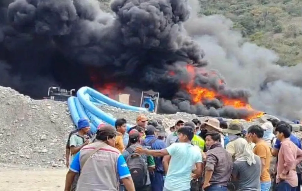 El camión ardía en medio de campamento minero. Foto: Captura de imagen Radio Yungas