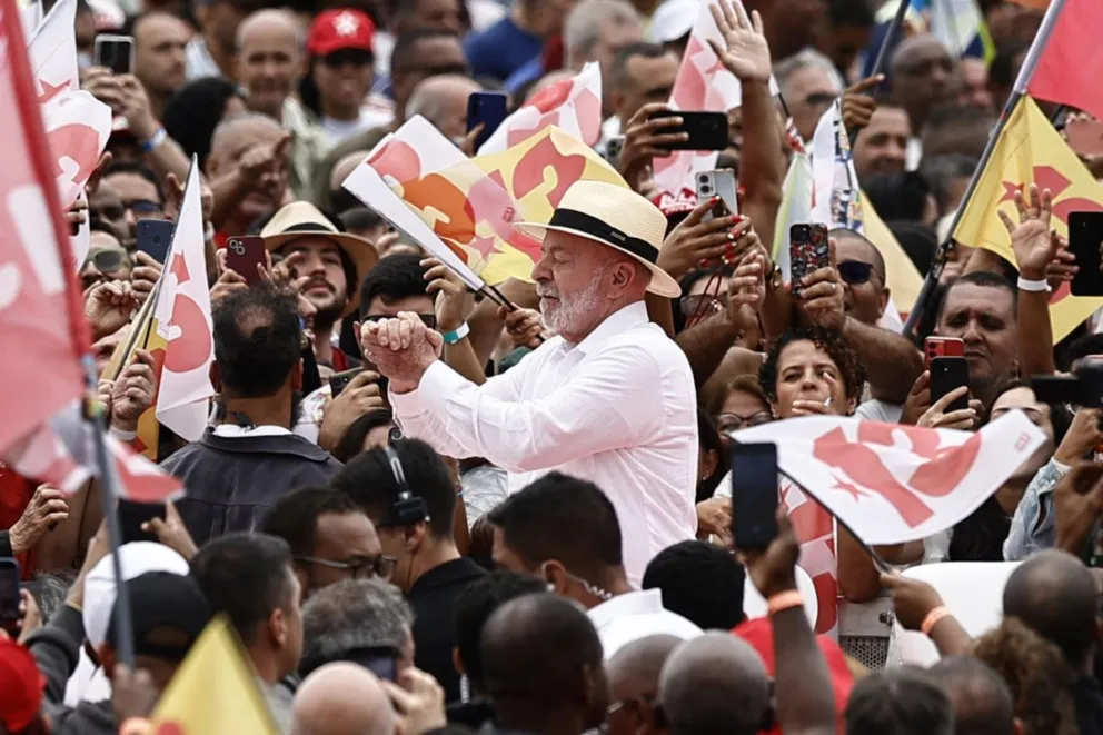 El presidente de Brasil y candidato a la reelección, Luiz Inácio Lula da Silva (c), fue captado este 22 de agosto, durante un acto proselitista, en el Estadio Moça Bonita de Bangu, en Río de Janeiro (Brasil). Foto: EFE