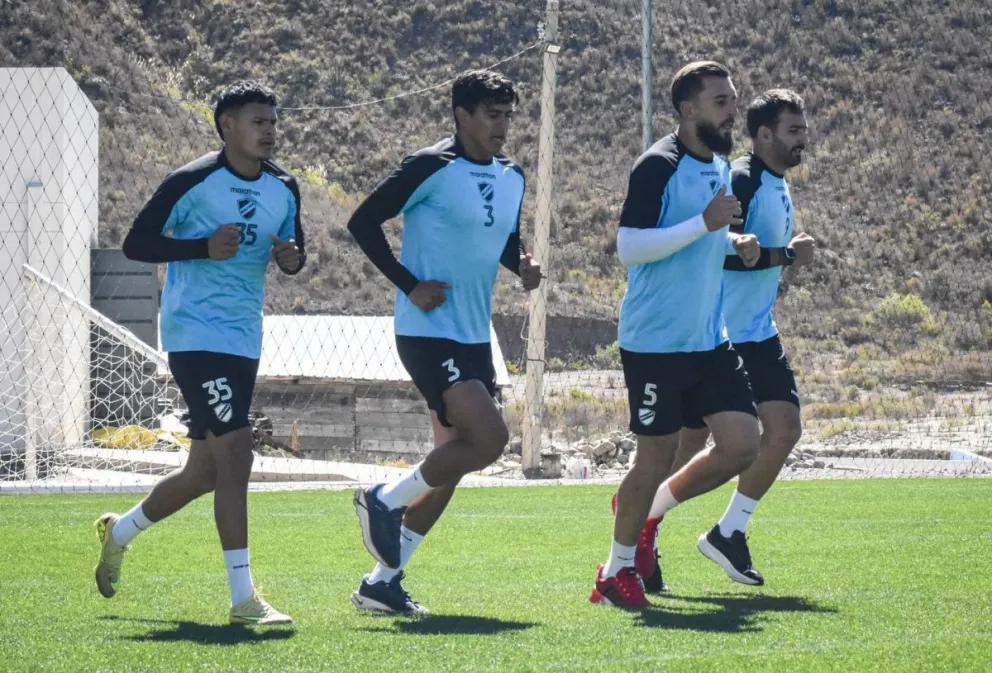 Freita (izq.), Arreaga, Echeverría y Cauteruccio durante uno de los entrenamientos de la Academia. Foto: Club Bolívar