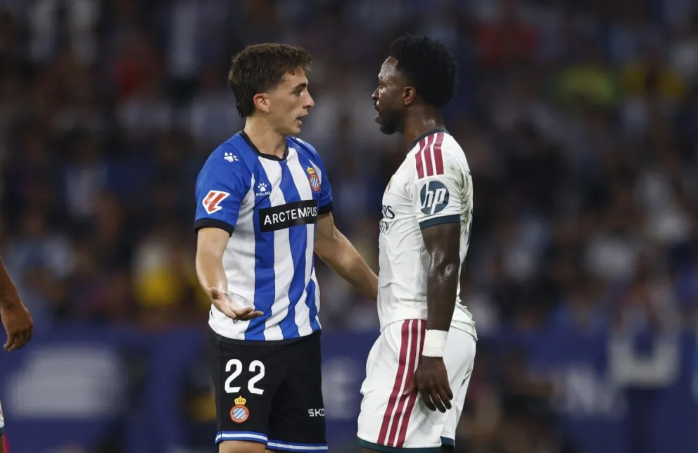 Vinícius Junior (der.) encara al jugador del Espanyol Alex Calatrava tras recibir una patada. Crédito: EFE