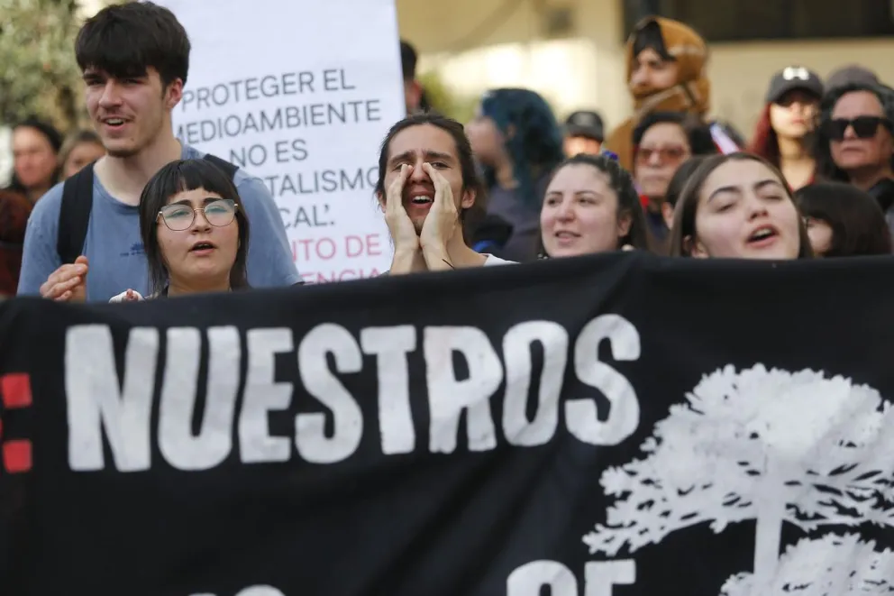 Personas sostiene un cartel durante la denominada "Marcha contra los retrocesos ambientales y por los animales" este sábado, en Santiago (Chile). Foto: EFE