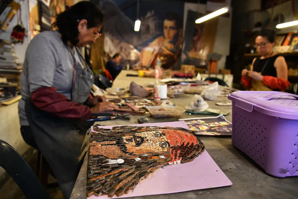Mujeres realizan artesanías este jueves, en Cochabamba (Bolivia). Foto: EFE