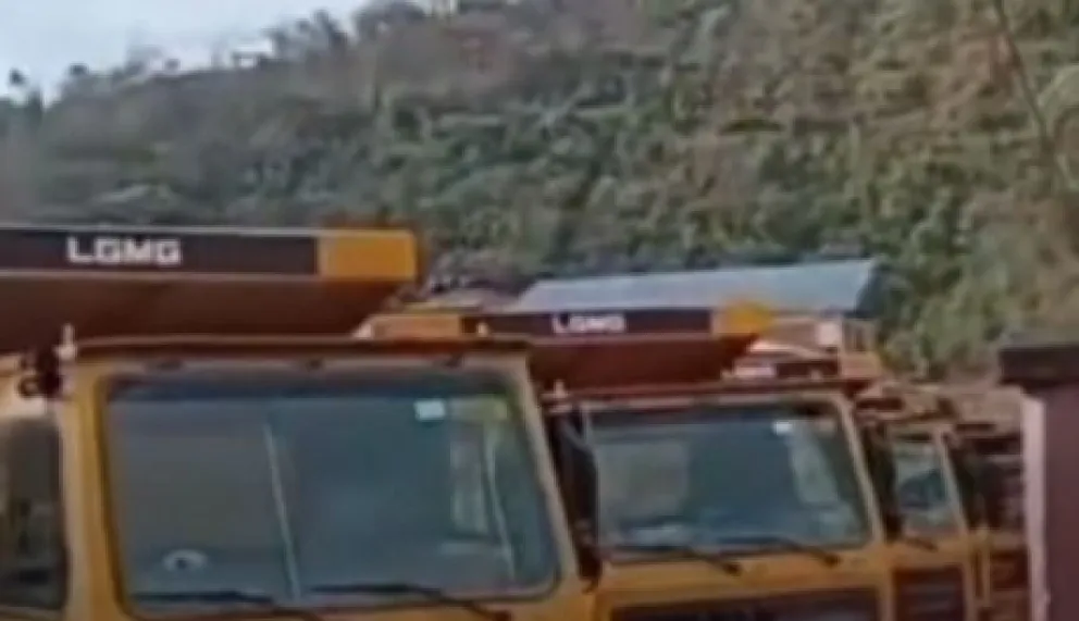 Parte de las volquetas y maquinaria retenida. Foto: Captura de imagen