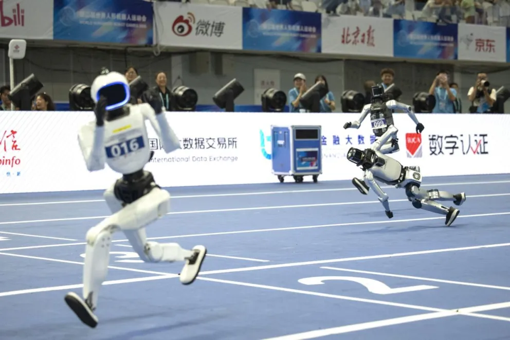 Robots humanoides durante la prueba de grandes robots 400 metros. Foto: EFE.