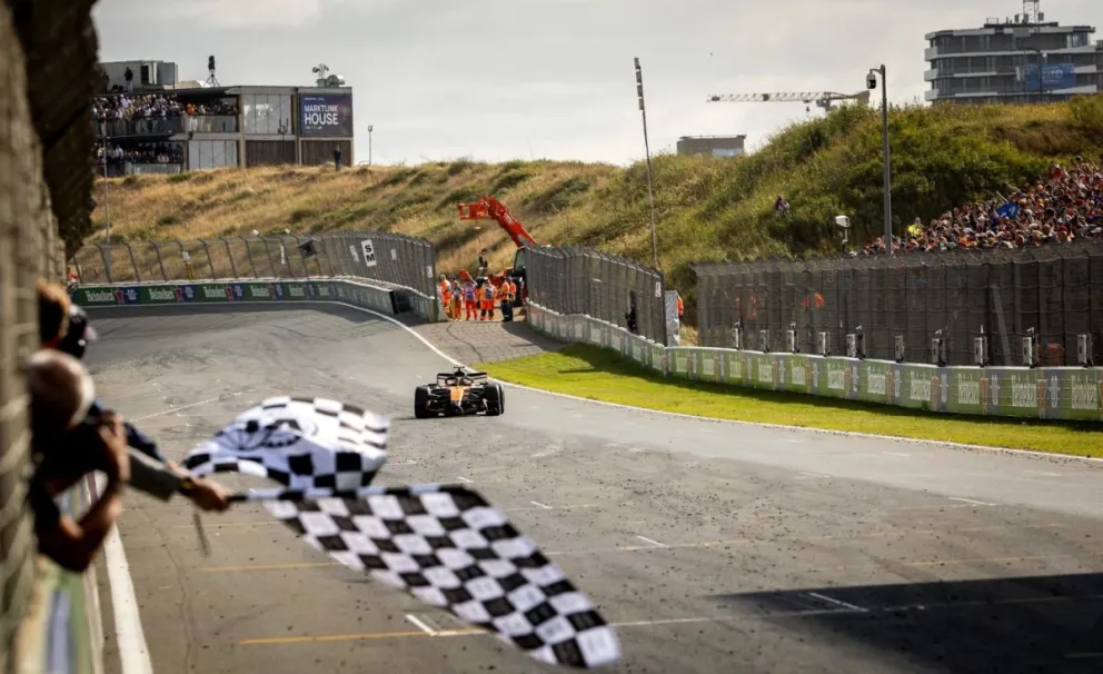 El británico Lando Norris (McLaren) cruza la meta del Gran Premio de Países Bajos. Foto: EFE