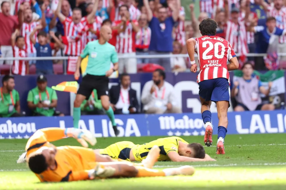 Simeone festeja el tanto del empate. Foto: EFE.