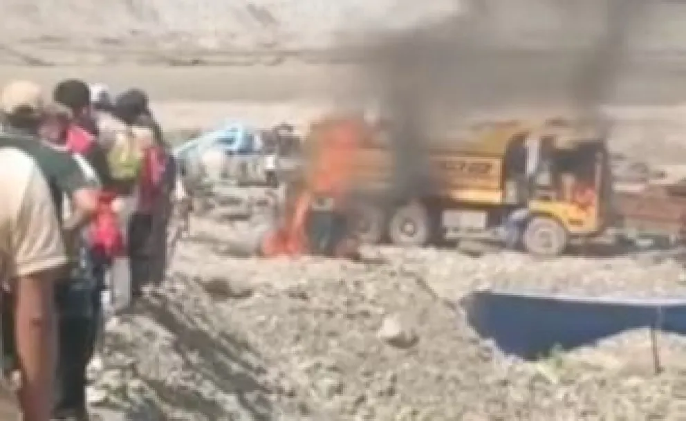 Una volqueta incendiada en el conflicto minero en La Asunta. Foto: captura de imagen