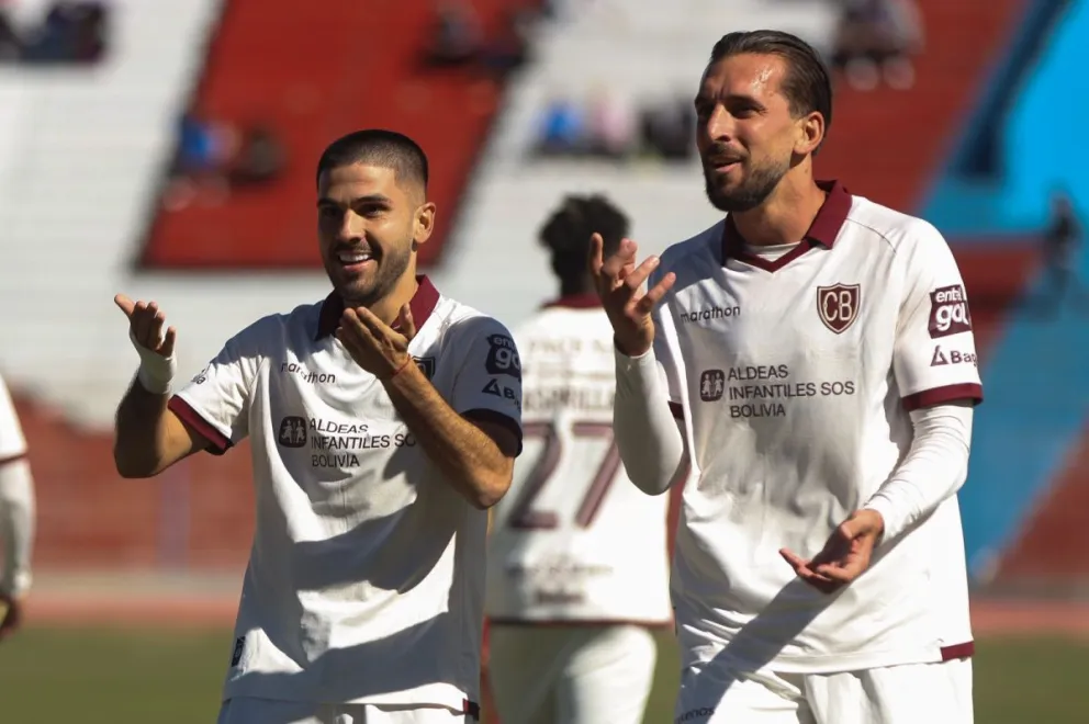 Melgar (izq.) celebra su tanto junto a Echeverría. Foto: APG.