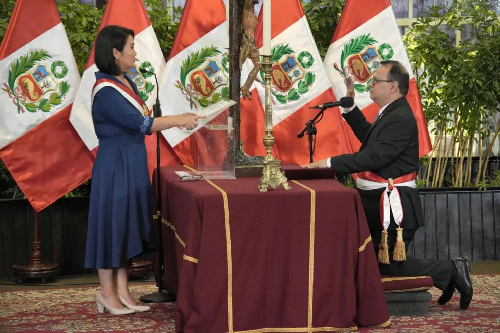 Fotografía de archivo, tomada el pasado 28 de julio, en la que se captó a la presidenta de Perú, Keiko Fujimori (i), al tomar juramento a Marco Antonio Vinelli Ruiz, como ministro de Desarrollo Agrario, en Lima (Perú). Foto: EFE
