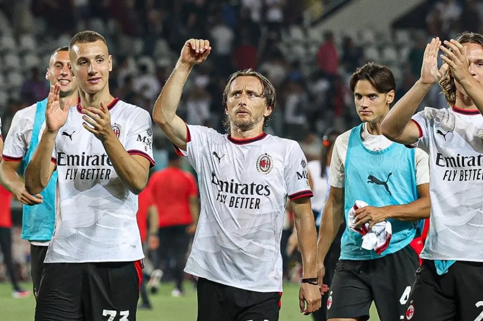 Luka Modric (centro) y sus compañeros festejan el triunfo del Milan con sus hinchas. Crédito: AC Milan