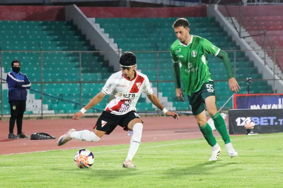 Maraude (izq.), de Always, patea la pelota ante la marca de Barbieri. Foto: APG.