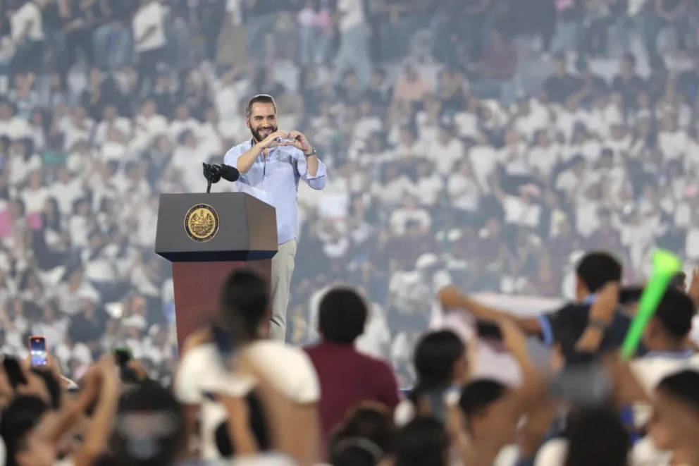 El presidente de El Salvador, Nayib Bukele, este domingo, en el estadio Mágico González de San Salvador (El Salvador). Foto: EFE/