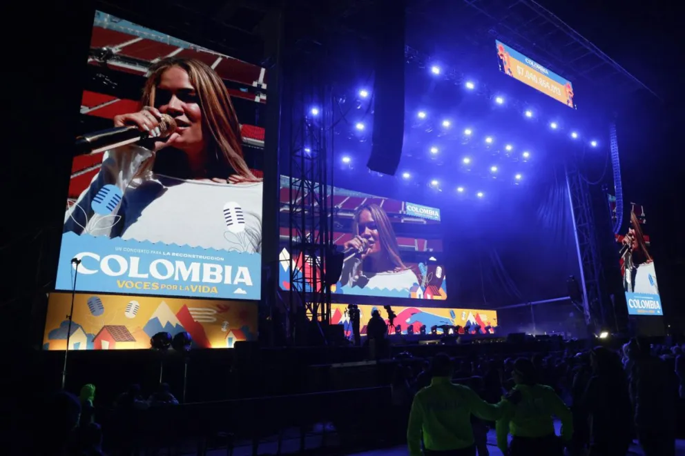 La cantante colombiana Karol G (en pantalla) se presenta en el concierto 'Voces por la vida' este domingo. Foto: EFE 