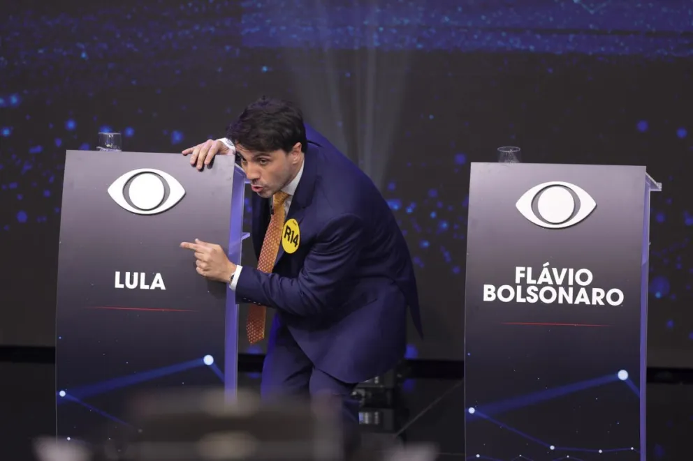 El candidato a la presidencia de Brasil, el empresario y activista de derecha, Renan Santos reacciona ante la ausencia de los candidatos. Foto: EFE 