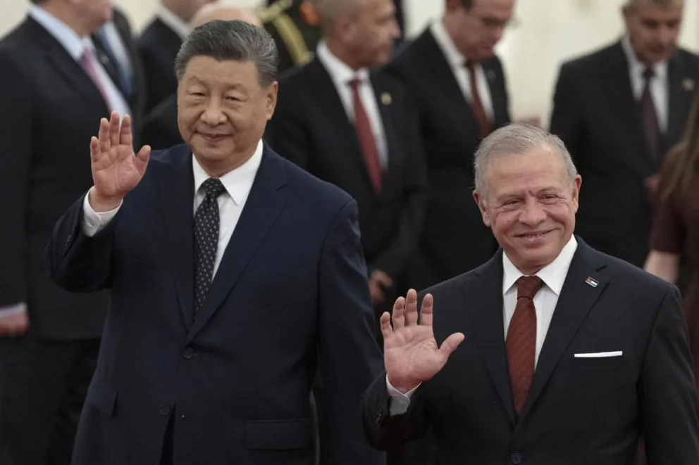 El presidente de China, Xi Jinping (d), y el rey de Jordania, Abdalá II (i), durante la visita del monarca a Pekín. Foto: EFE 