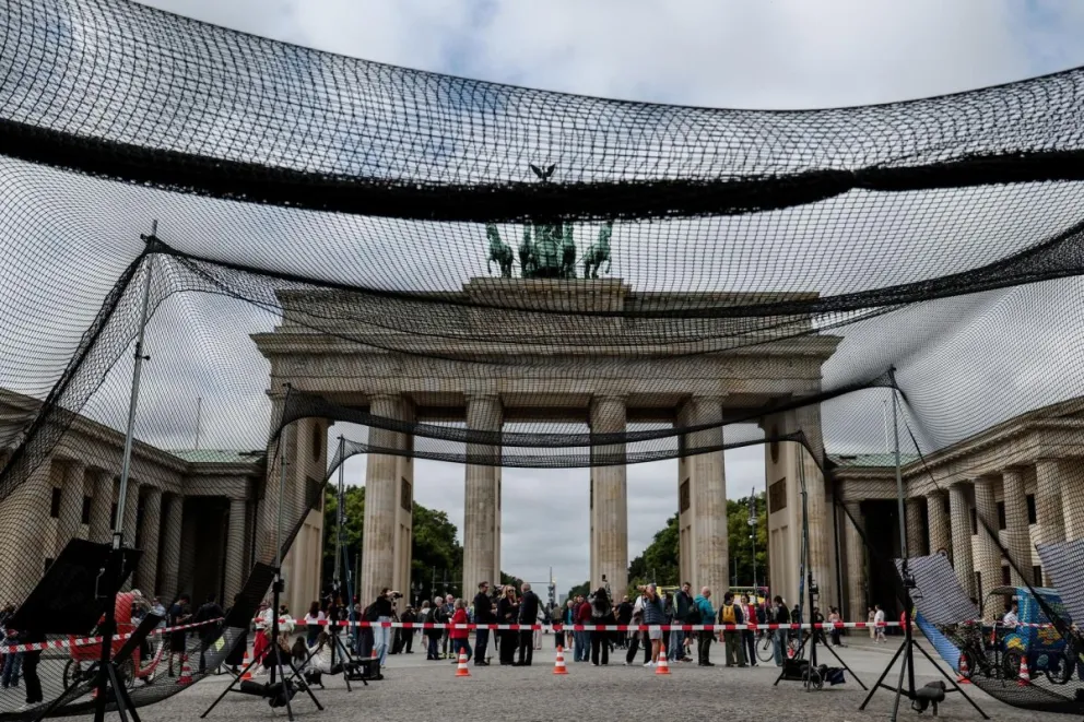 Instalación de una red de seguridad con motivo del Día de la Independencia de Ucrania frente a la Puerta de Brandeburgo en Berlín, Alemania, 24 de agosto de 2026. Foto: EFE 
