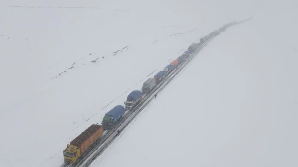 Tránsito vehicular en el sector de La Cumbre (salida a Los Yungas), el 18 de agosto. Foto: EFE 
