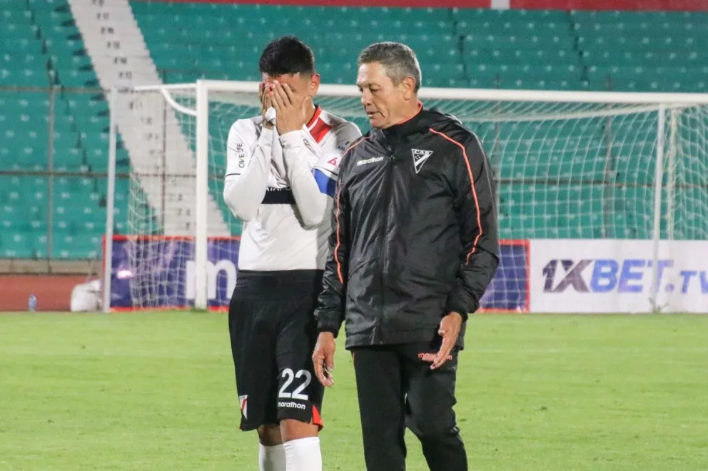 Soria deja el campo de juego del IV Centenario junto a un desconsolado Richet Gómez. Foto: APG