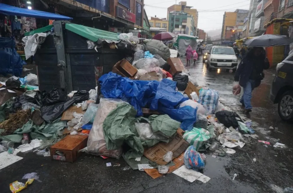 La basura se sigue acumulando en las calles de la ciudad de La Paz. Foto: APG