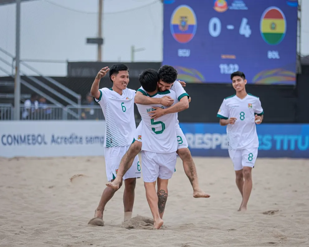 Jugadores de Bolivia festejan uno de sus goles a Ecuador. Foto: Conmebol.