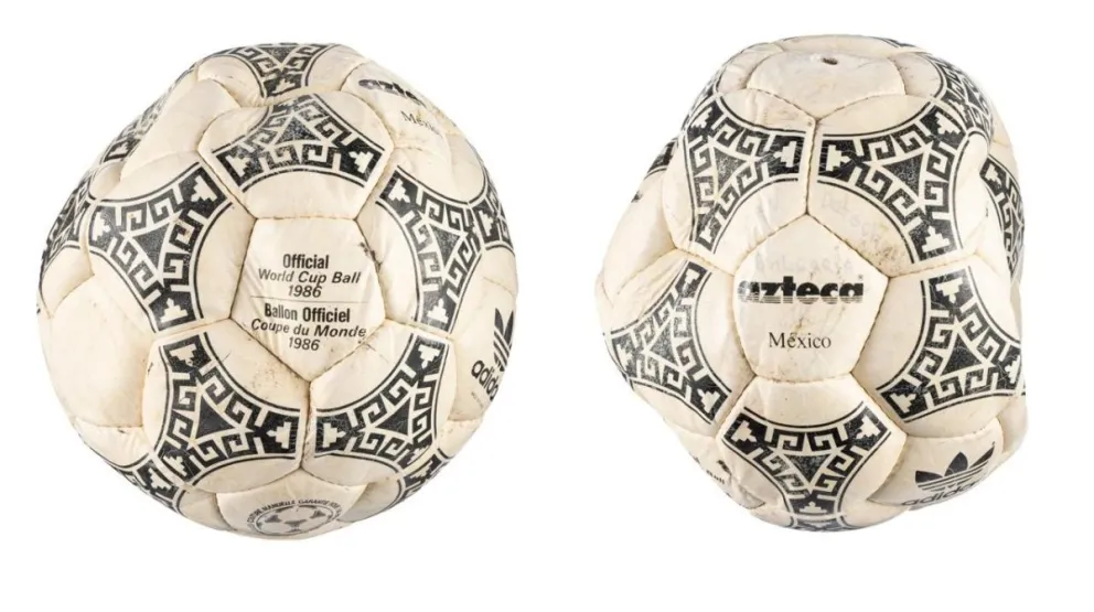 Combo de fotografías cedidas por Heritage Auctions donde se aprecia el balón oficial con el que Maradona convirtió el gol de la "Mano de Dios". Foto: EFE