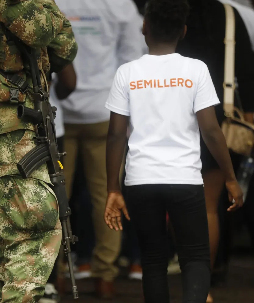 Fotografía de archivo del 9 de mayo de 2024 que muestra a un niño parado junto a un militar en Bojayá (Colombia). EFE/ Luis Eduardo Noriega A/ ARCHIVO