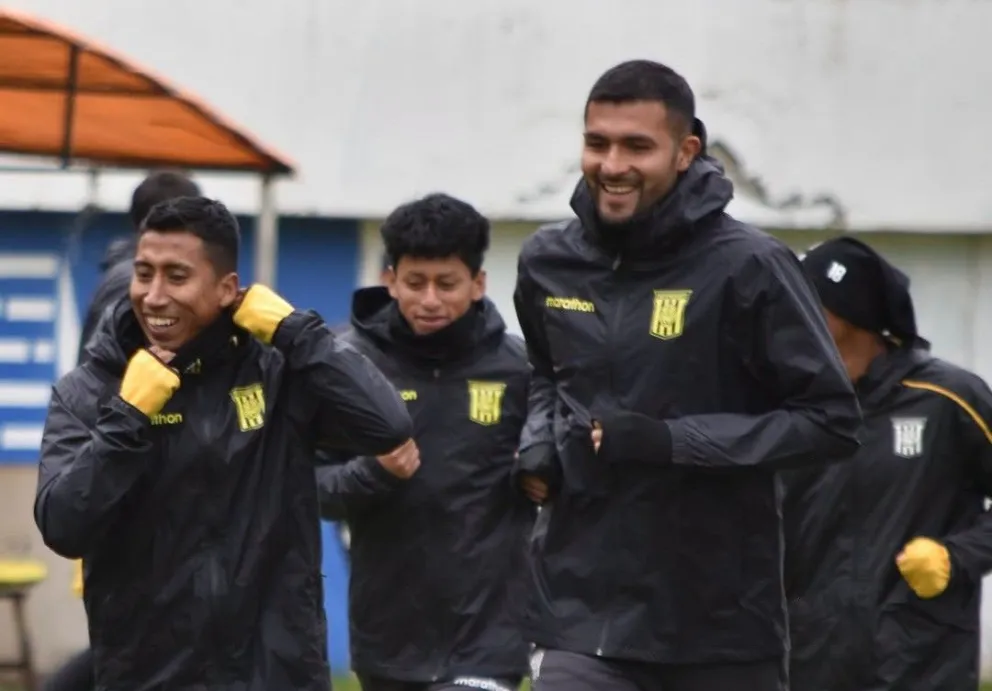 Jugadores del Tigre durante el entrenamiento de este lunes en Achumani. Foto: Club The Strongest