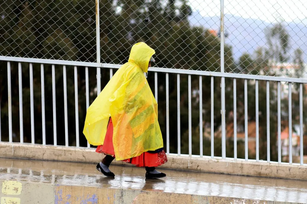 Una persona se protege de la lluvia este lunes, en La Paz (Bolivia). EFE