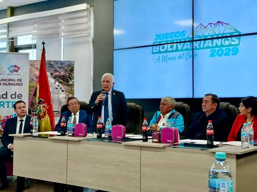 Medina (centro) habla durante su visita a La Paz en febrero de este año. Foto: Odebo.