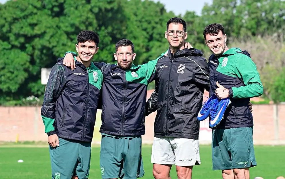 Jugadores de Oriente junto a Juan Ciarmela (segundo desde la derecha), el preparador físico. Foto: Club Oriente Petrolero