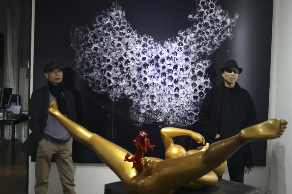Una escultura de los "Gao Brothers" que representa a un Mao con formas femeninas en postura de alumbramiento. Foto: EFE 