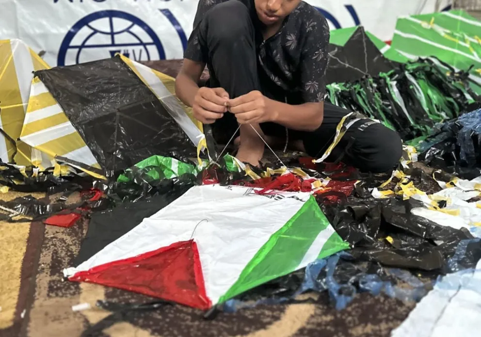 Un niño palestino construye una cometa. Foto: EFE