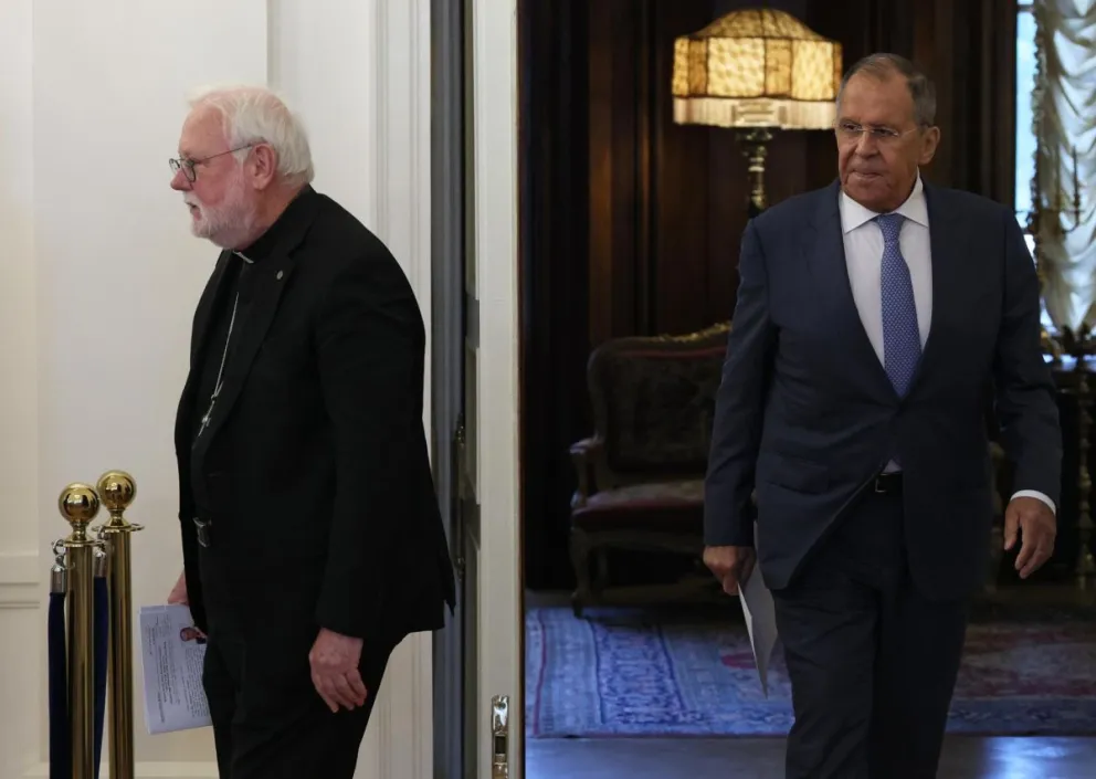 El jefe de la diplomacia del Vaticano, Paul Richard Gallagher (izquierda), con el ministro de Exteriores de Rusia, Serguéi Lavrov. Foto: EFE