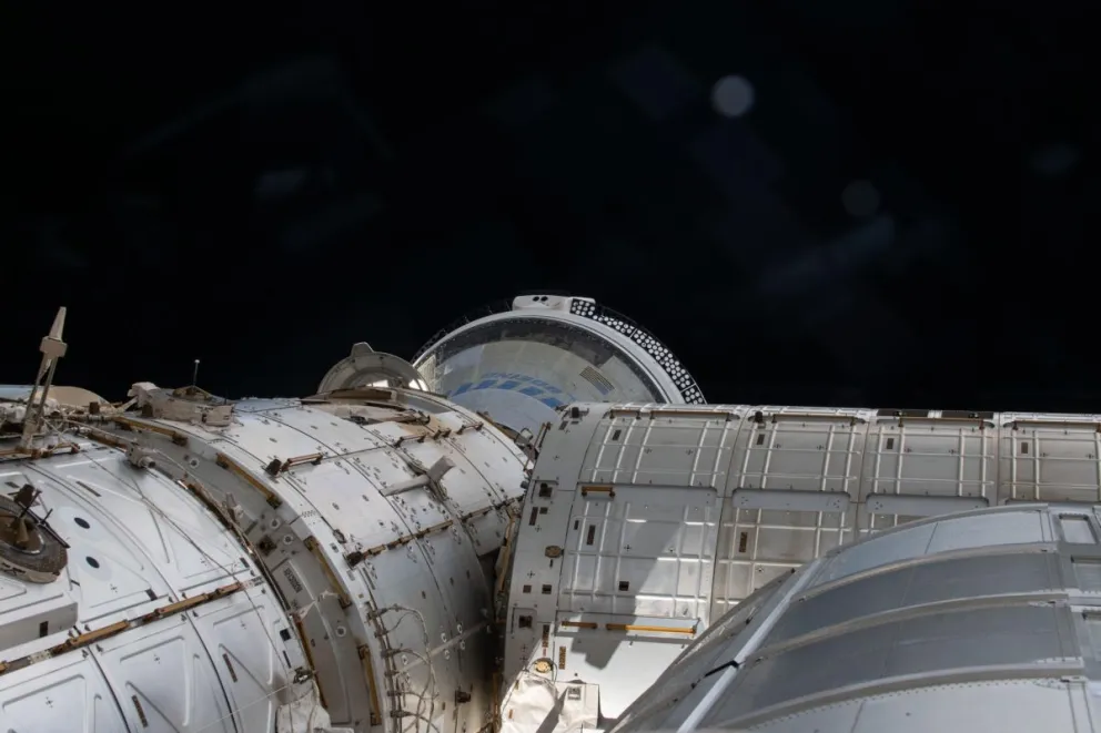 Una nave atracada en el puerto delantero del módulo Harmony en la Estación Espacial Internacional (EEI). Foto: EFE