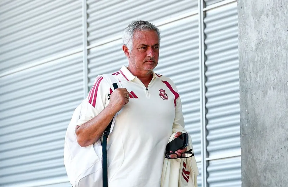 Mourinho con el uniforme del conjunto español. Foto: Real Madrid.