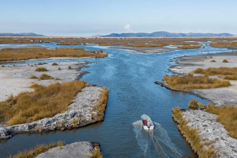 Una vista aérea del lago Titicaca desde la ciudad de Puno (Perú). Foto: EFE