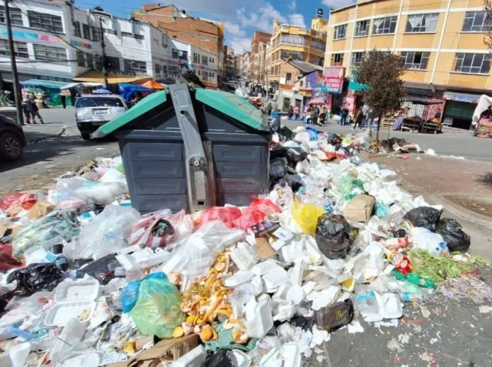 Basura acumulada cerca de un centro hospitalario en la zona Garita de Lima. Foto: Visión 360
