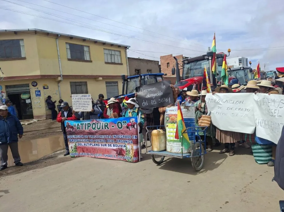 El "tractorazo" que se dio en Oruro por parte de los productores de quinua. Foto: RADIO Soberanía Cochabamba/Facebook