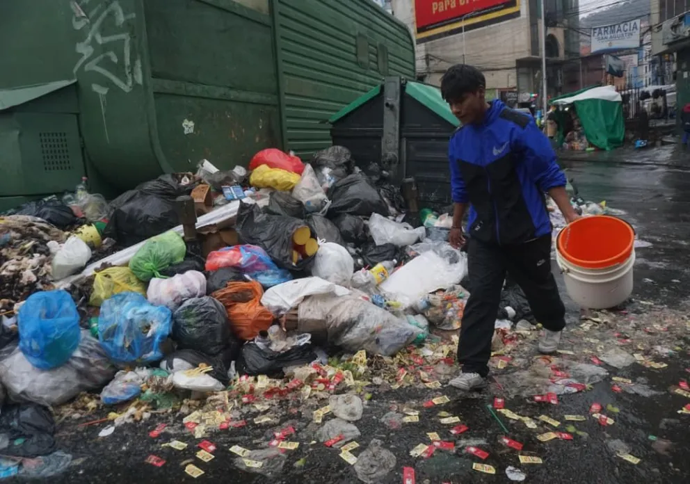 La basura acumulada en contenedores. Recomienda evitar los promontorios. Foto: APG