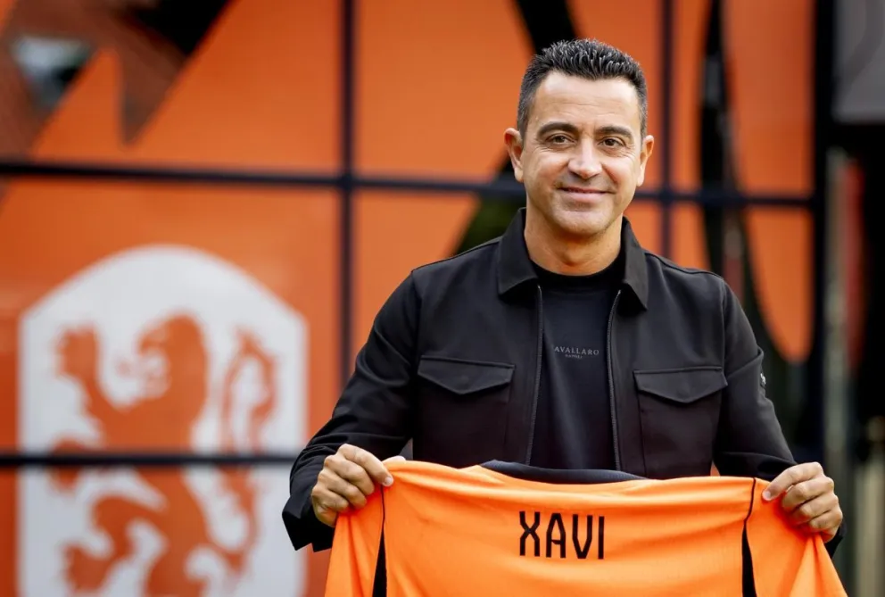 Xavi Hernández muestra la camiseta de la selección de Países Bajos en su presentación. Foto: EFE