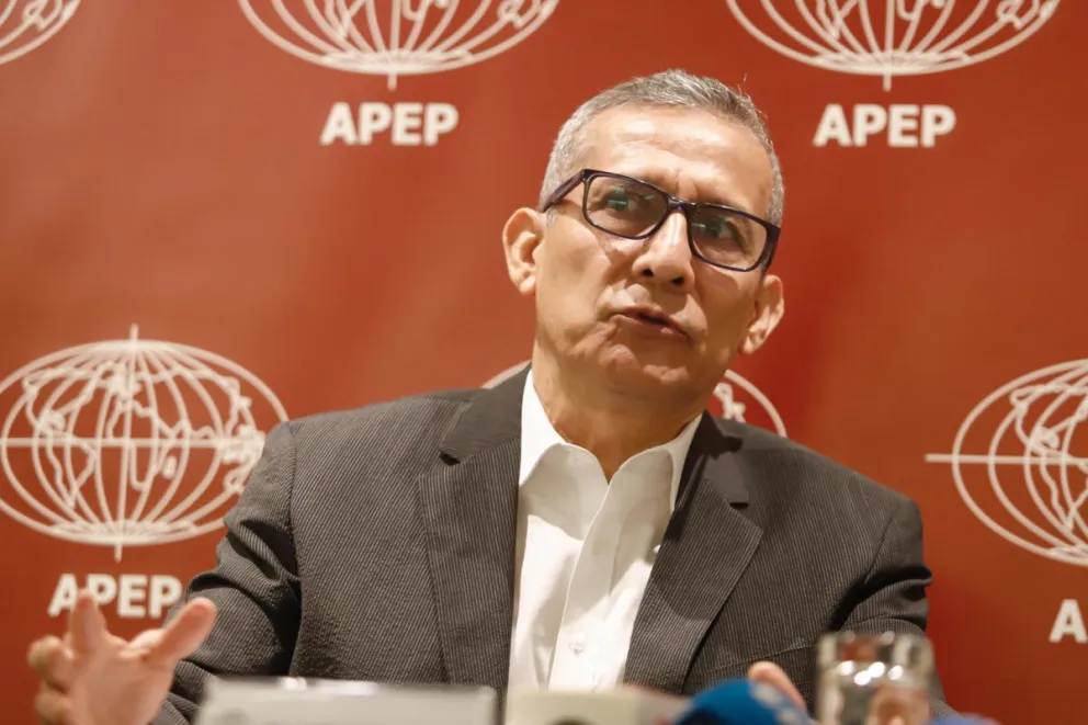 El expresidente de Perú Ollanta Humala habla durante una rueda de prensa tras su salida de la cárcel el pasado 31 de julio, al anularse su condena de quince años por lavado de dinero, este martes, en Lima (Perú). Foto: EFE