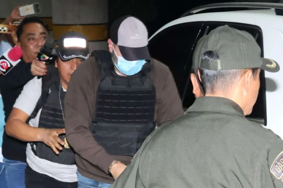 El argentino Fernando Cerimedo (c), imputado por la Fiscalía por el presunto delito de feminicidio en grado de tentativa e investigado por presunto enriquecimiento ilícito, fue captado el 20 de agosto, al ser trasladado a su audiencia cautelar. Foto: EFE