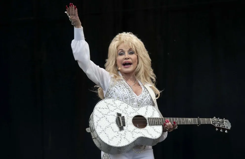 La cantante estadounidense Dolly Parton actuando en el escenario Pyramid del Festival de Artes Escénicas Contemporáneas de Glastonbury 2014, celebrado en Worthy Farm, cerca de Pilton, Somerset, Reino Unido, el 29 de junio de 2014. Foto: EFE