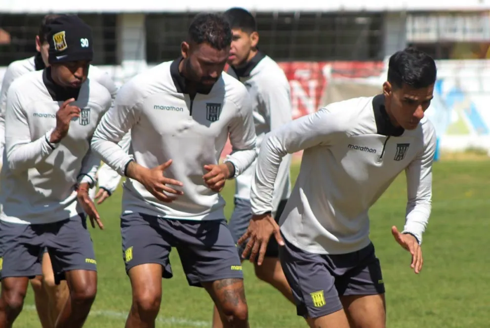 Luiz Henrique Pachu (der.) encabeza el trabajo atigrado de este martes. Foto: Club The Strongest