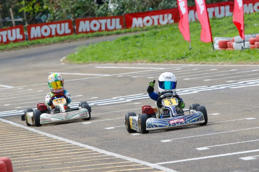 El pequeño piloto levanta su brazo al ganar la carrera. Foto: Jordy Ugarte.