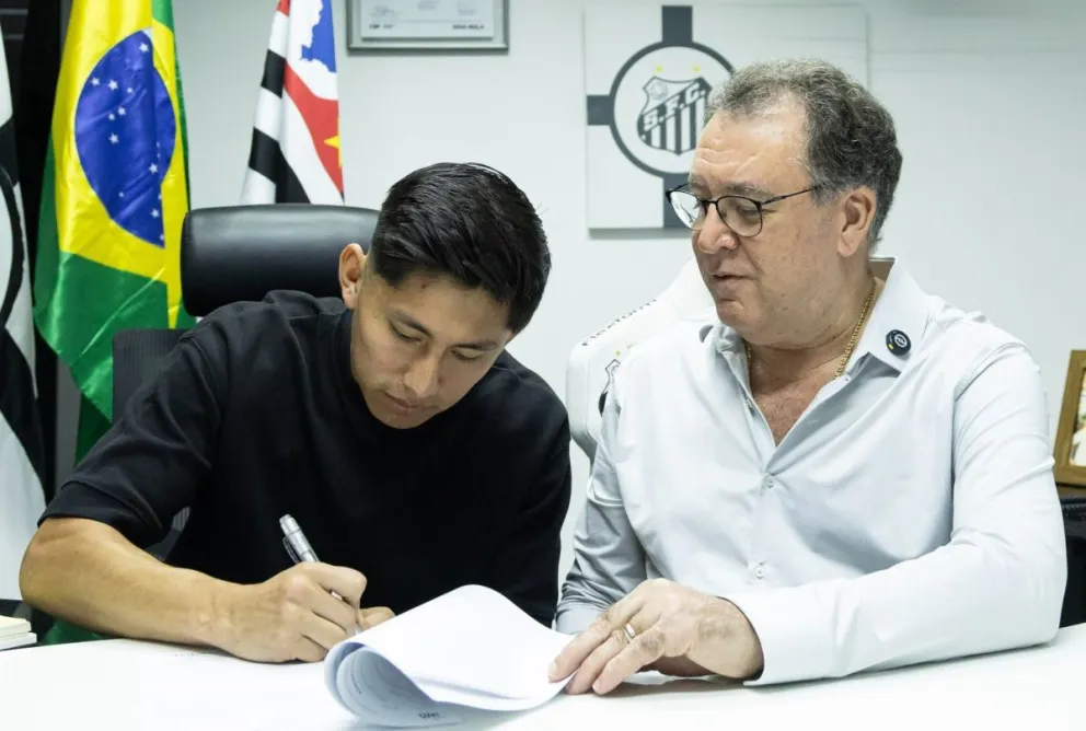 Miguelito Terceros, junto al presidente Marcelo Teixeira, firma su contrato. Foto: Club Santos FC